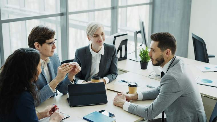 Équipe en réunion de travail